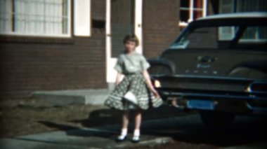 Kız yeni aile istasyonu vitrine giyinmiş