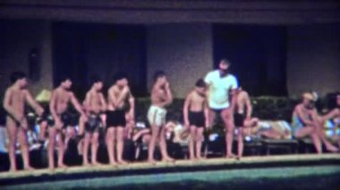 Çocuk yüzme yarışı otel havuzu genelinde