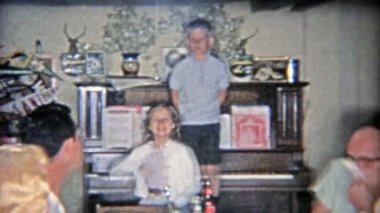 Aile Şükran Günü tatili sırasında mutfak masasında