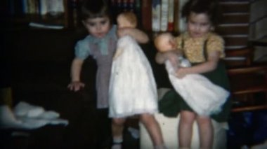 Kızlar onların bebek bebek gösterilen