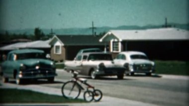 Yeni araba görmeye heyecanlı çocuk