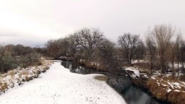 Karla kaplı creek ve göletler ile manzara