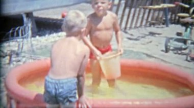 Yaz çocuk havuzunda tehdit korkutucu kardeşim