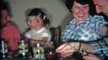 Aile mutfak masa etrafında eğleniyor