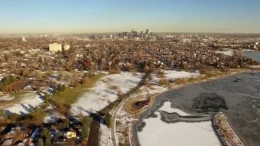 Karla kaplı şehir ile manzara