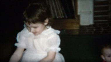 Kardeş komik olmaya ve küçük kardeşim bir elbise vererek