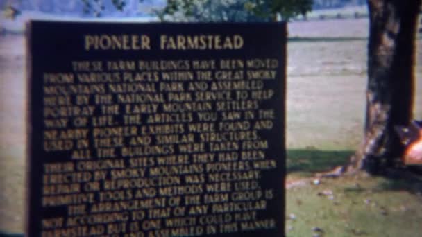 Mulher documenta sua visita à atração Pioneer Farmstead — Vídeo de Stock