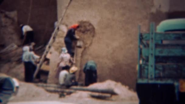 Reparación de edificio de estilo adobe exterior por mujeres — Vídeos de Stock