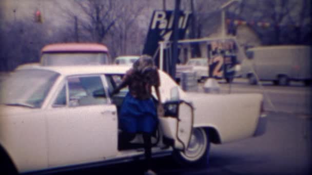 Κορίτσι εξέρχεται από άσπρο αυτοκίνητο Λίνκολν — Αρχείο Βίντεο