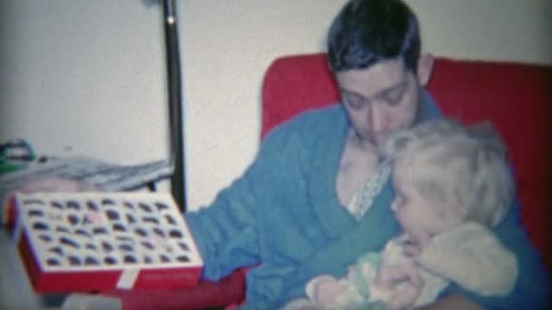 Apa találat lány doboz bonbon — Stock videók