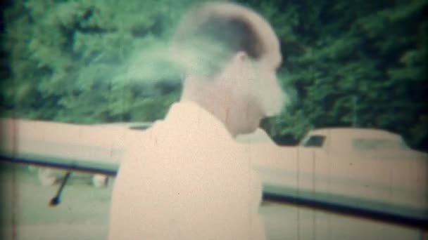 Ο άνθρωπος το κάπνισμα πούρων έκπληκτος — Αρχείο Βίντεο