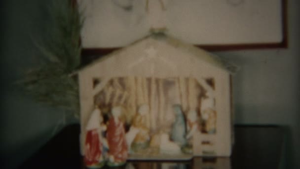 Religieuze kerststal met familie portret — Stockvideo
