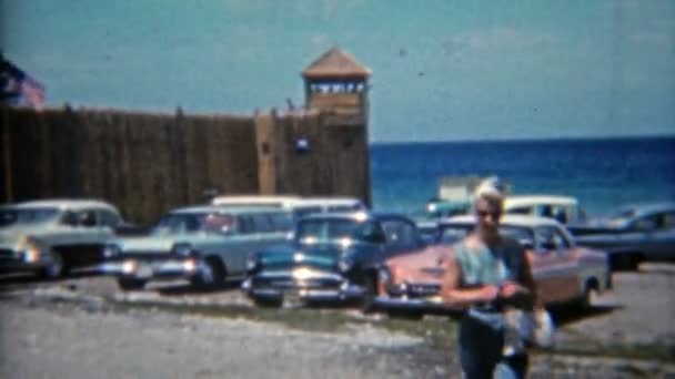 Mujer en la playa de Fort — Vídeo de stock