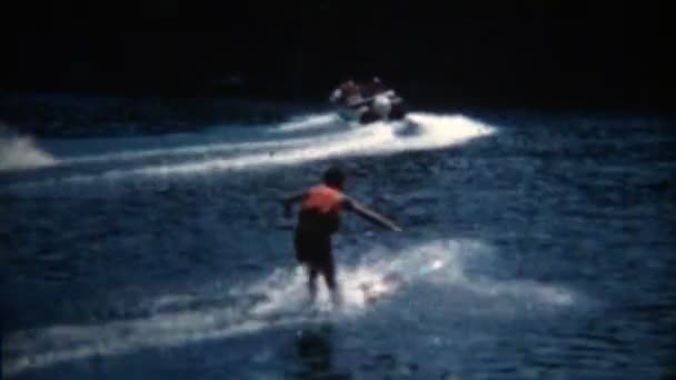 Kid waterskiën loslaat, en zinkt naar beneden — Stockvideo