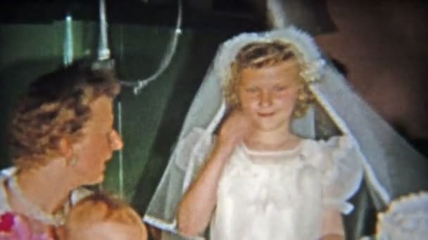 Kızın ilk Katolik cemaat pasta partisi — Stok video