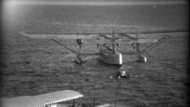 Лодка "Динджи", направляющаяся к острову Киплаплаплас — стоковое видео