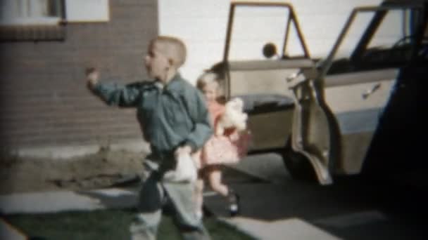 Οικογένεια που βγαίνει από το αυτοκίνητο — Αρχείο Βίντεο