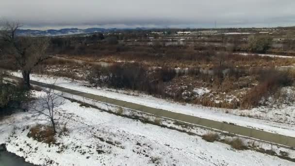 Krajina s sněhem pokryté creek a rybníky — Stock video