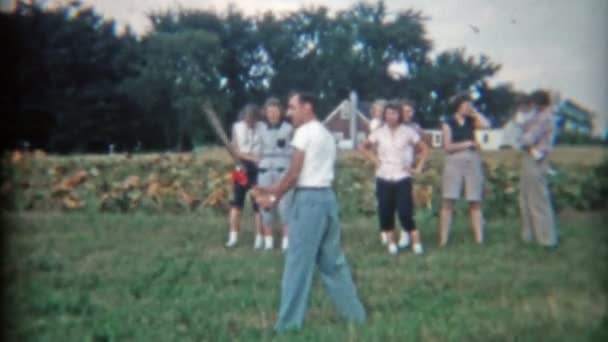 Baseball-Spiel der Familie bricht auf Feldern aus — Stockvideo