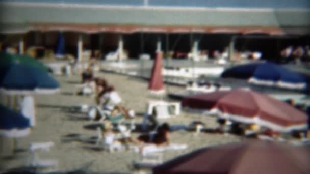 Ταψί δίπλα στην πισίνα με ξαπλώστρες — Αρχείο Βίντεο