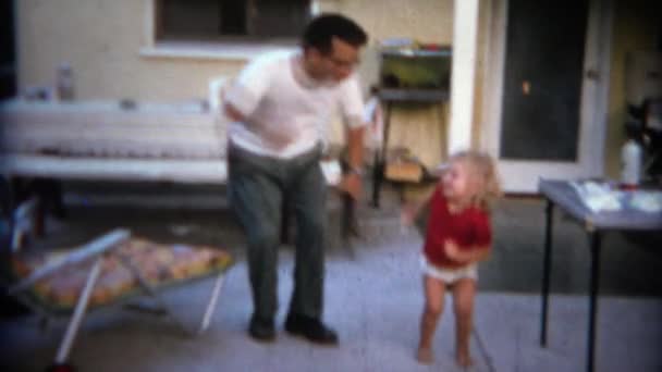 Táta s batoletem kolem zadní veranda — Stock video