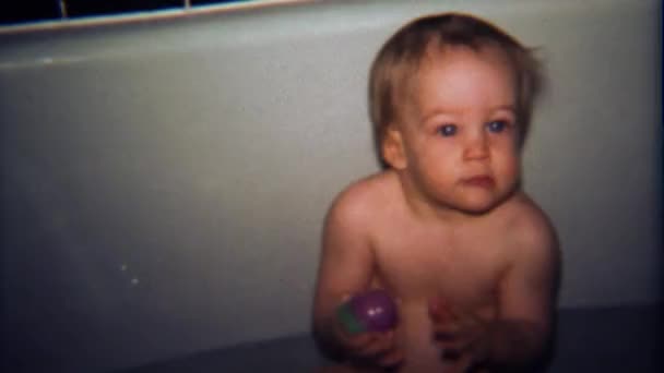 Menino brincando na banheira com brinquedos — Vídeo de Stock