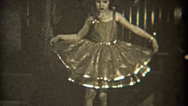Mädchen tanzen drinnen — Stockvideo