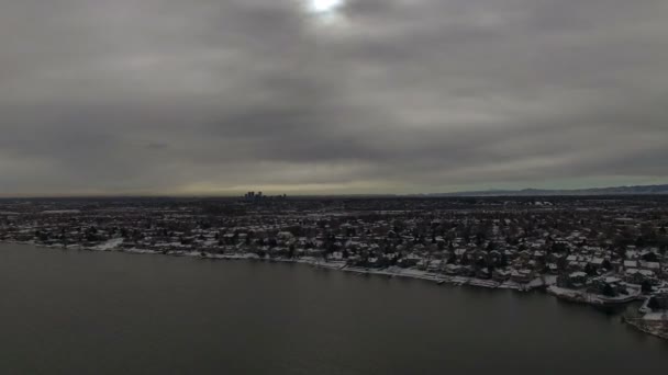 Темные облака над городом — стоковое видео