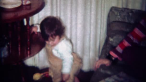 Το μωρό παίζει απρόσεκτα με καμπάνα — Αρχείο Βίντεο