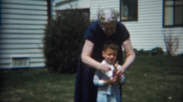 Grand-mère enroulement jouet pour garçon heureux — Video
