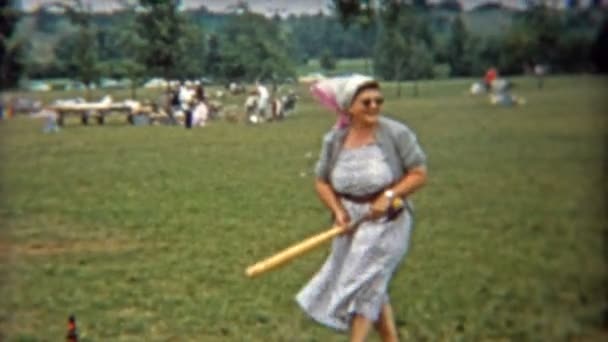 Oma en tante probeer af te spelen van honkbal in het park — Stockvideo