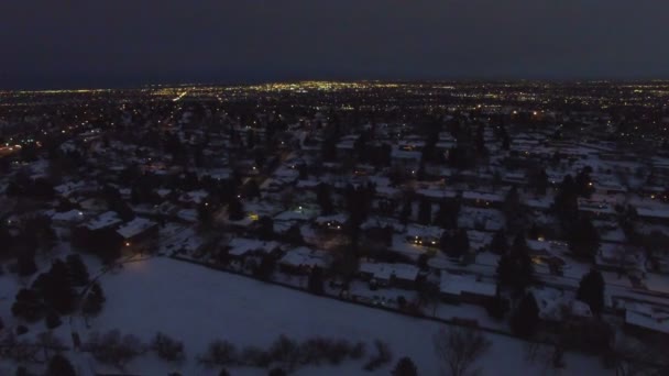 Пейзаж с заснеженным городом ночью — стоковое видео