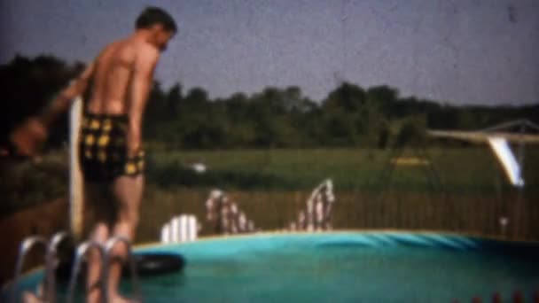 Homme plonge dans la piscine — Video