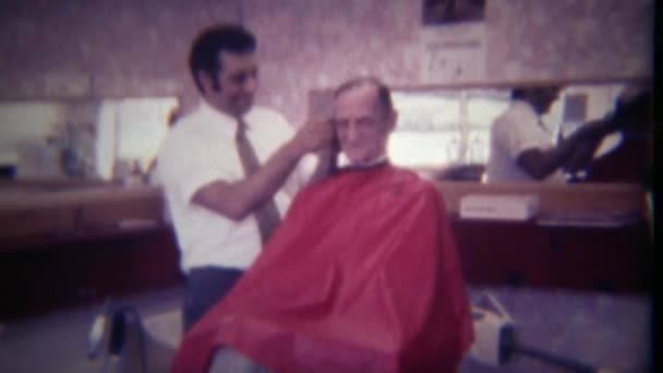 Мужчина стрижется в парикмахерской — стоковое видео