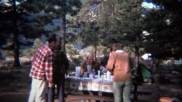 Mesa de picnic al aire libre estufa de camping — Vídeo de stock