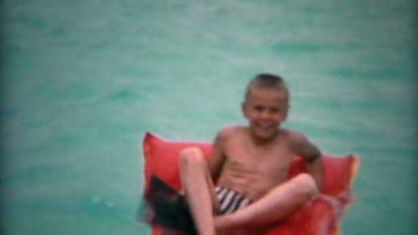 Chlapec šplhá na nafukovací člun s ploutvemi — Stock video