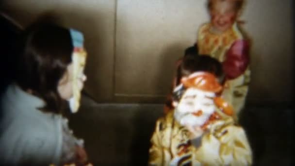 Kinder in Clownskostümen — Stockvideo