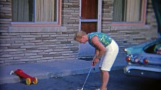 女子高尔夫击球关闭沥青路面 — 图库视频影像