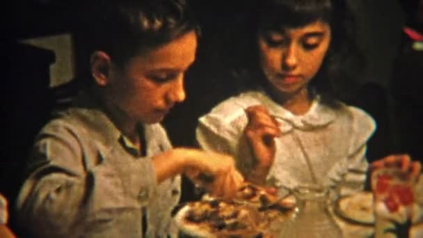 Gran familia teniendo una cena festiva — Vídeos de Stock