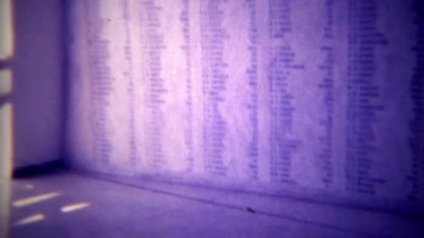 Muralla conmemorativa de nombres que perecieron durante la batalla — Vídeo de stock