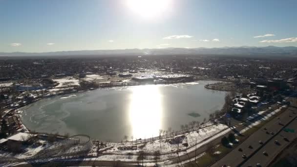 Drone aérien voler au soleil au-dessus du lac gelé — Video