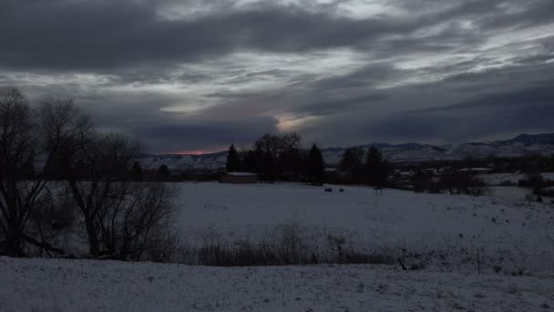 Oscurecimiento del campo cubierto de nieve — Vídeo de stock