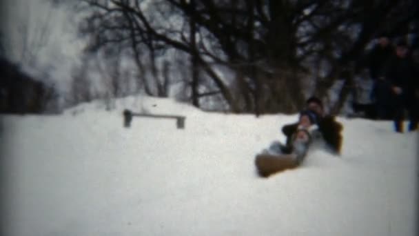 Dad and kids going down hill — Stock Video