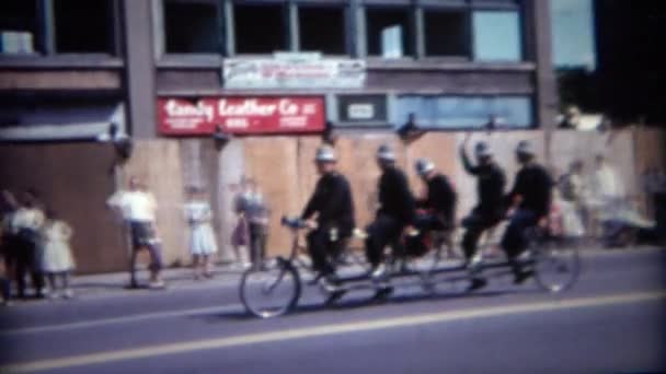 Policejní důstojník na koni 5 osoby kolo na přehlídce — Stock video