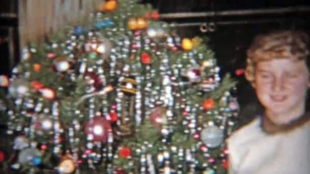 Mamma e figlia davanti all'albero di Natale — Video Stock