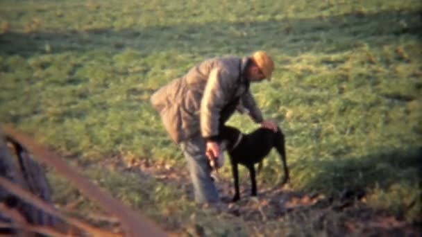 Hunter zvoní husí krk po přetahování lovecký pes — Stock video