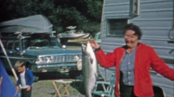 Mujer capturas trucha pescado — Vídeos de Stock