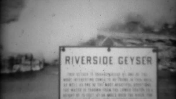 Riverside geyser parní kouře plyn fouká — Stock video