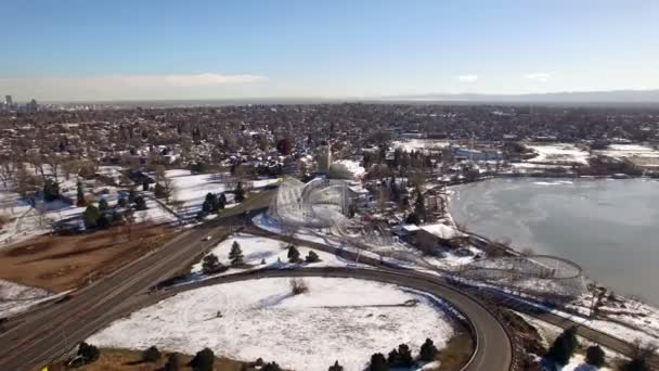 산에 얼어붙은 호수에 비행 하는 공중 무인 항공기 — 비디오