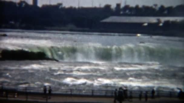 Niagara cai e as pessoas andando por aí — Vídeo de Stock